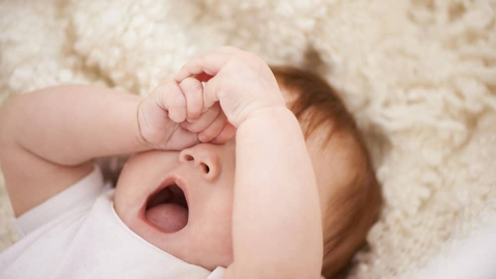 bébé-fatigué-pleure