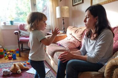 1-lenfant-qui-interrompt-tout-le-temps-comment-laider-a-attendre-son-tour