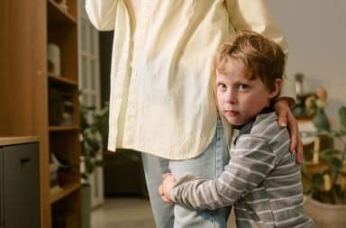 1-pourquoi-mon-enfant-ne-veut-pas-aller-dans-les-bras-des-autres