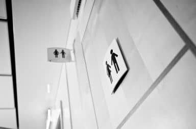 1-pourquoi-mon-enfant-refuse-t-il-daller-aux-toilettes-a-lecole