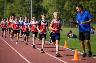 Élèves de 6e courant lors d’un test d’endurance en cours d’EPS, illustrant la baisse de la condition physique chez les collégiens.