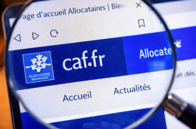 Page du site de la CAF affichée sur un écran, symbolisant la revalorisation des allocations familiales et des aides sociales en France.