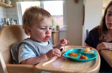 Allergie alimentaire bébé : bébé présentant des rougeurs et boutons autour de la bouche après un repas