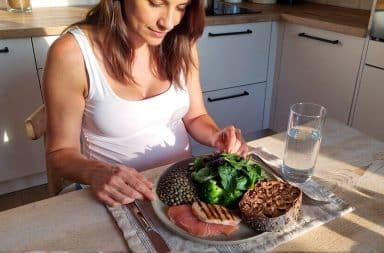 Repas équilibré pour diabète gestationnel avec légumes verts, légumineuses et protéines chez une femme enceinte