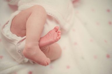 Pieds d’un bébé venant de naître, illustrant les enjeux de natalité et de politique familiale en France.