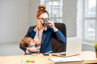 maman qui tire son lait au travail pendant la pause allaitement