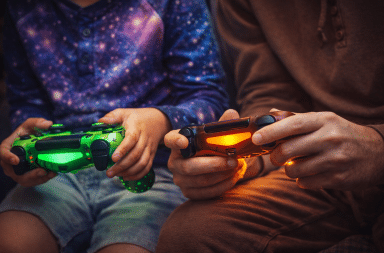 enfant et parent jouant à un jeu vidéo émotions enfant écran