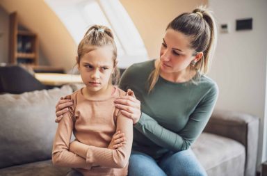 maman qui discute avec sa fille après une crise de colère pour l’aider à se calmer