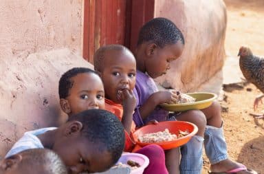enfants mangeant un repas simple dans un contexte de malnutrition infantile