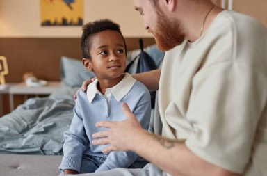 parent apprenant à son enfant à dire s il te plait avec bienveillance