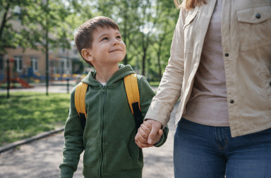 enfant accompagné par un adulte dans un environnement sécurisé illustrant la protection de l’enfance