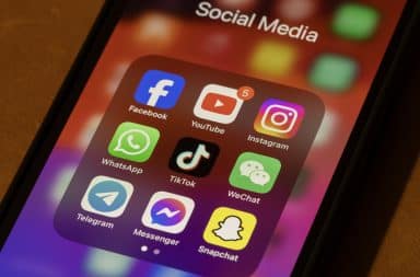 applications réseaux sociaux sur smartphone illustrant l’influence sur la santé mentale des adolescents