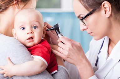 otite enfant examen oreille pediatre bebe