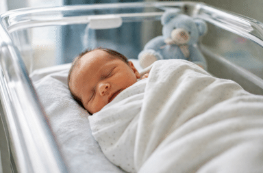 bébé nouveau-né dans une maternité